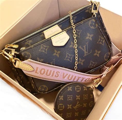 Producono Vuitton fake, incassano 15,4 milioni: 40 arresti in Cina